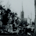 Baznīcas apkartne pēc sarkanās armijas aviācijas postošā nakts uzlidojuma 1944. gada 7. aprīlī. Šodien tuvplānā redzamo ēku gruvešu vietā atrodas SIA 
