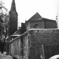 Baznīcas ēkas altāra daļā atradās balto silikāta ķieģeļu piebūve - filmu noliktavu telpas. Foto fiksācija 1983. gada februāris.  