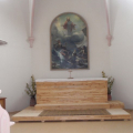 2013. g. oktobris, pagaidu masīvkoka plātņu altāris baznīcā. Nākotnes interjeram izmantojamie materiāli sakrauti, kā altāris. 
