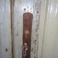 Reiz Draudzes nama durvīm ir bijuši gaumīgas durvju slēdzeņu uzlikas, par ko vairs liecina vien nospiedums, atsegts noņemot uznagloto skārdu.