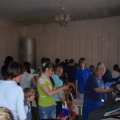 Humānās palīdzības izdalīšana sadarbībā ar pilsētas sociālo nodaļu. 2009. gada maijā. 